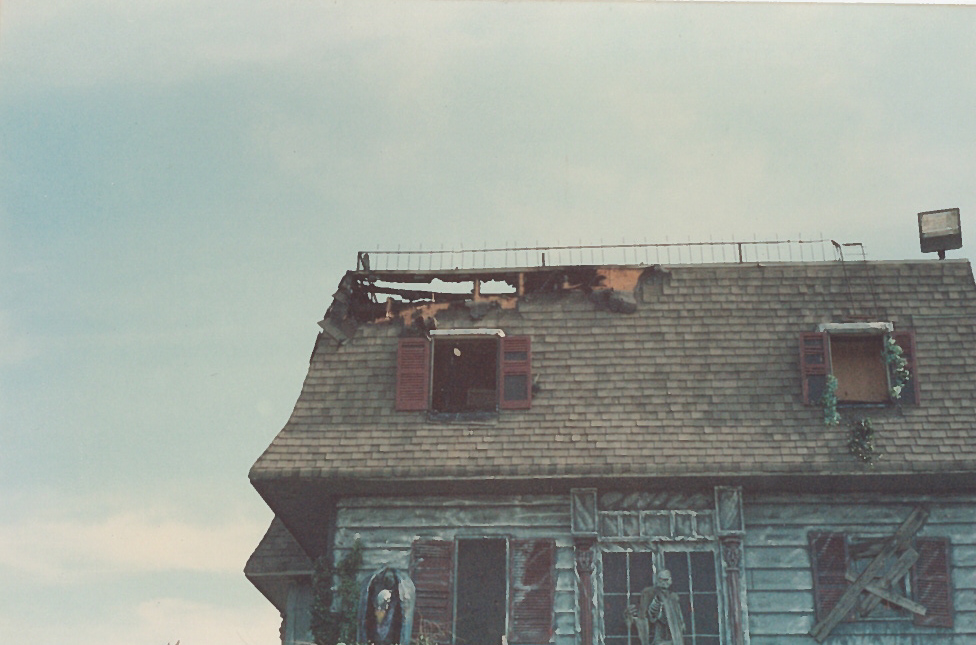 jolly-rogers-haunted-house-roof the roof of a haunted house attraction